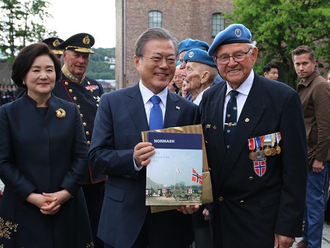 President Moon og fru Kim hilste på veteraner fra NORMASH. Foto: Sara Svanemyr, Det kongelige hoff